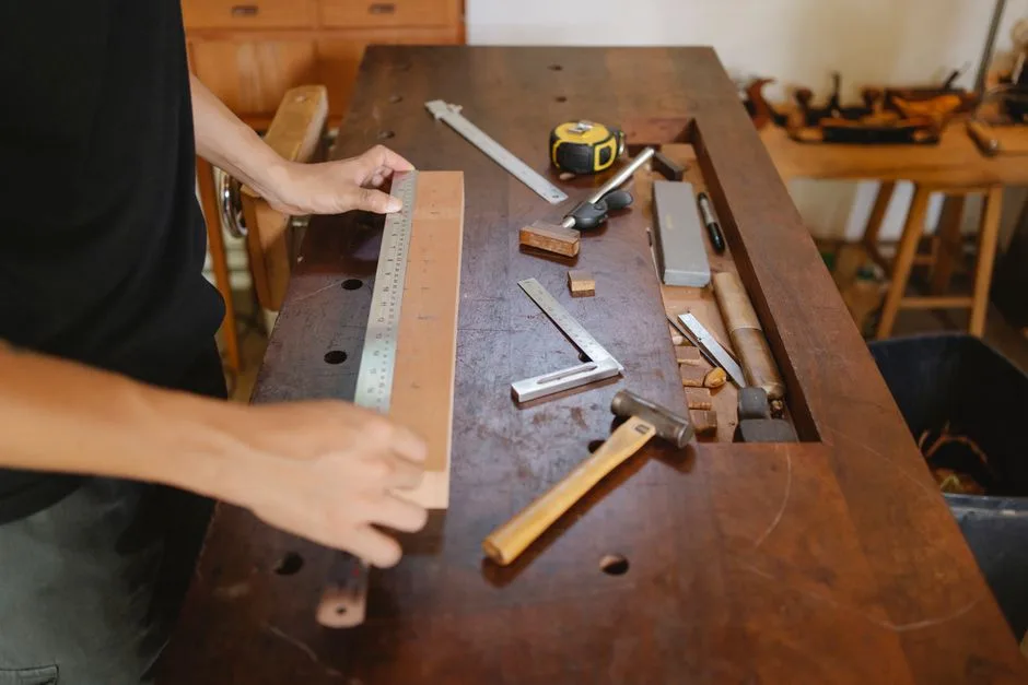 Artisan dans son atelier, au poste de travail