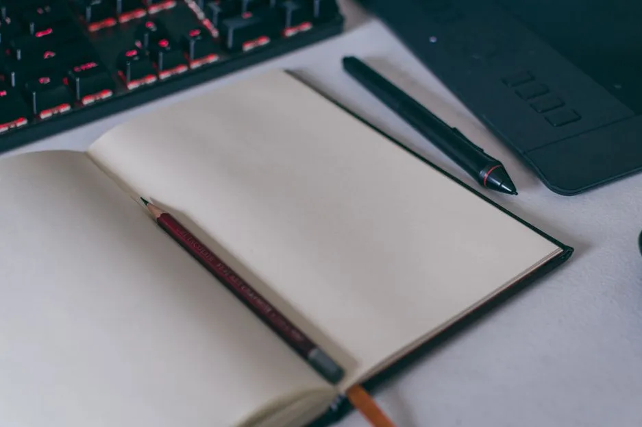 Carnet de notes et documents de travail ouverts sur un bureau de TPE