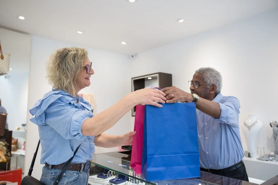 Marchés et clients : scène de travail dans une petite entreprise française