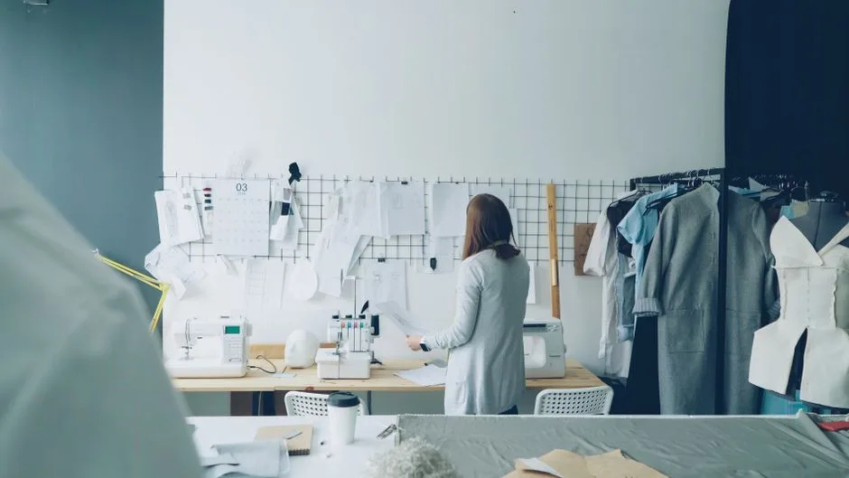 Créatrice de mode au travail dans son atelier